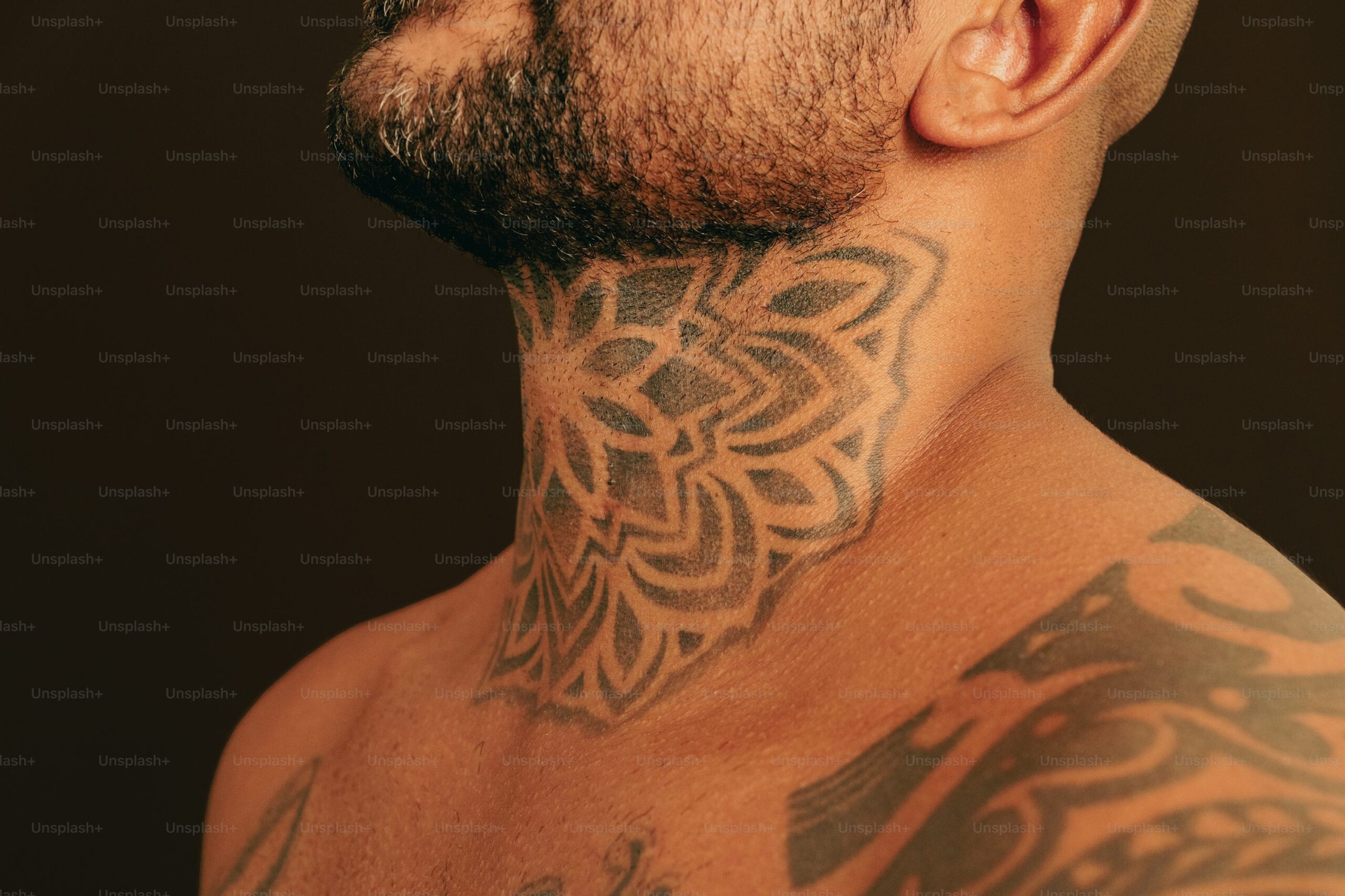 Tatouage homme sur le cou en noir et gris