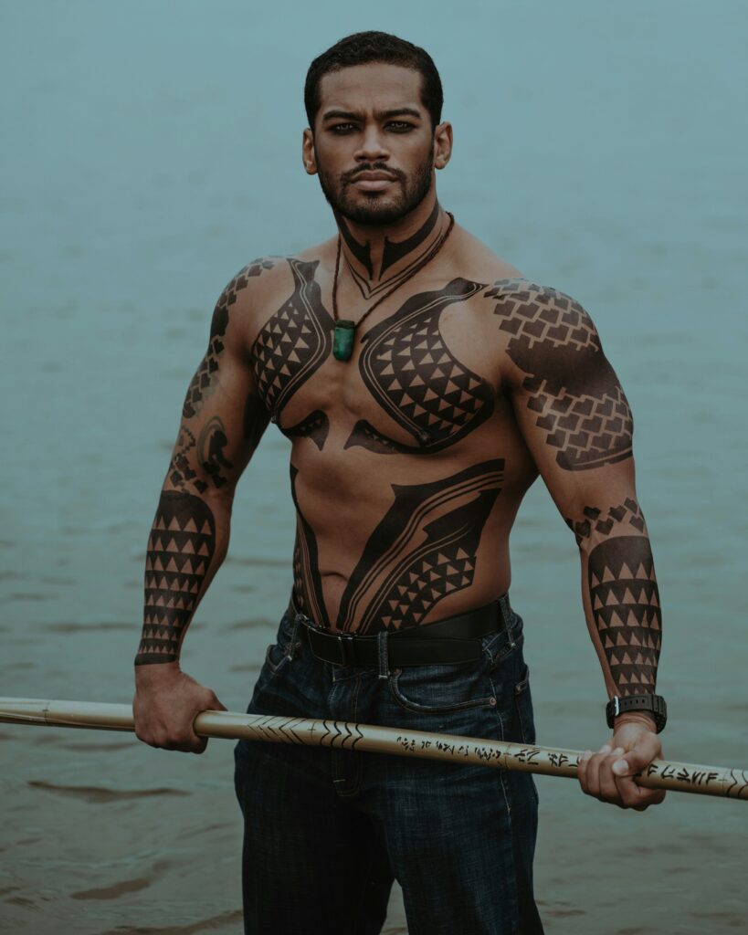 Homme torse nu avec des tatouages détaillés sur la poitrine, inspirant pour un tatouage masculin