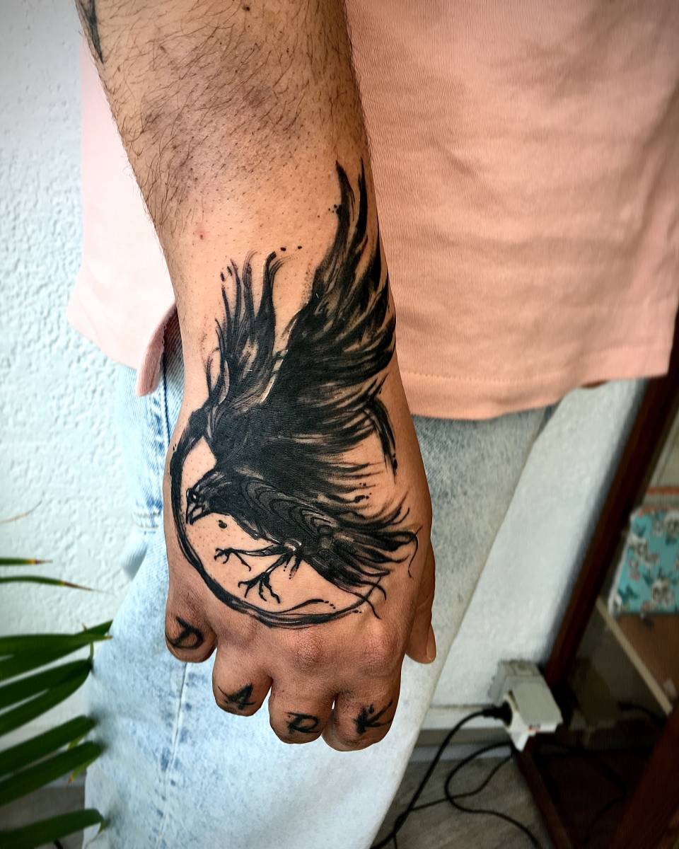 Tatouage main homme abstrait