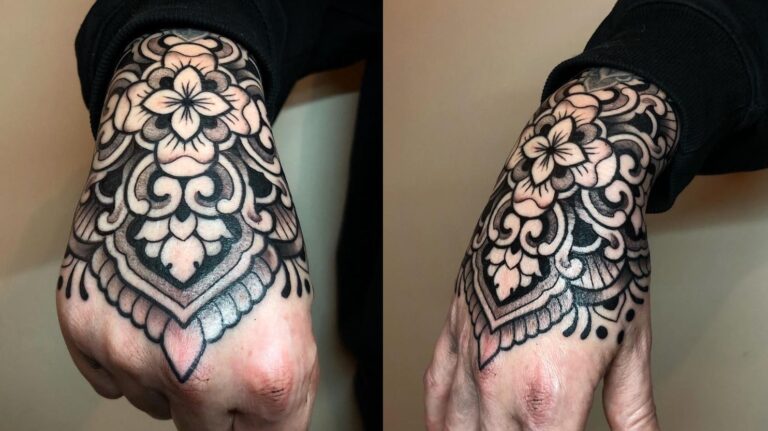 Tatouage ornemental de fleurs sur la main d'un homme, une idée esthétique et raffinée