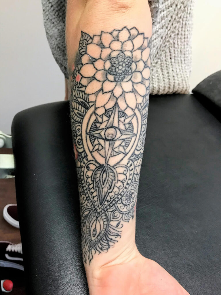 Tatouage manchette femme au style henné avec motifs fins en noir et blanc