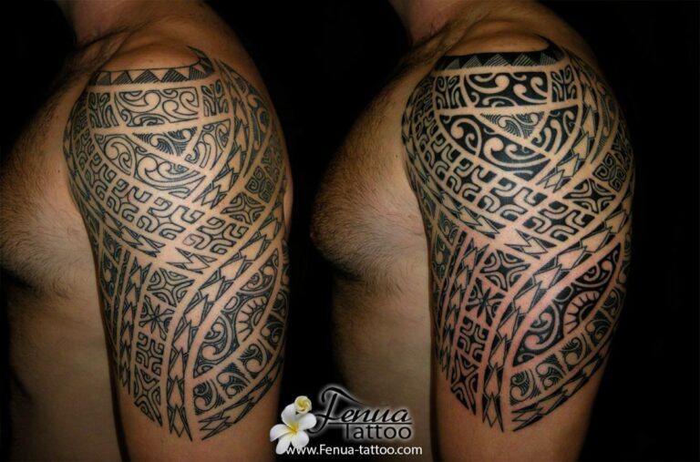 Tatouage maori sur le bras et l'épaule d'un homme, illustrant la richesse des motifs traditionnels polynésiens.
