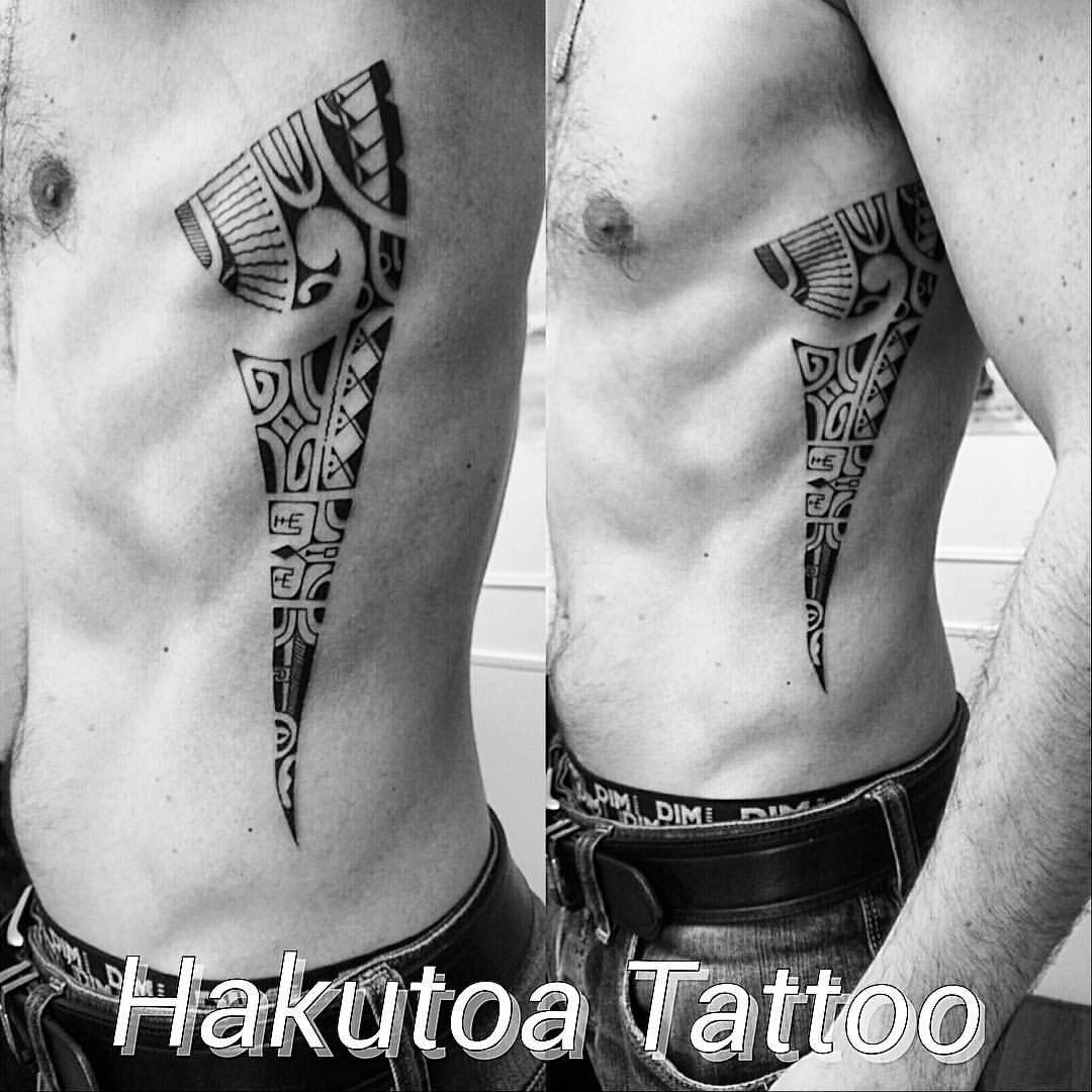 Tatouage maori sur les côtes