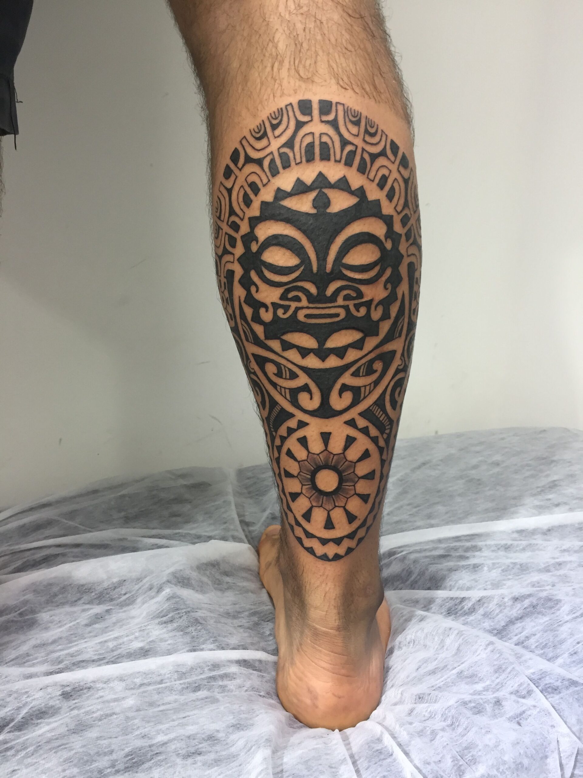 Tatouage maori sur le mollet d'un homme