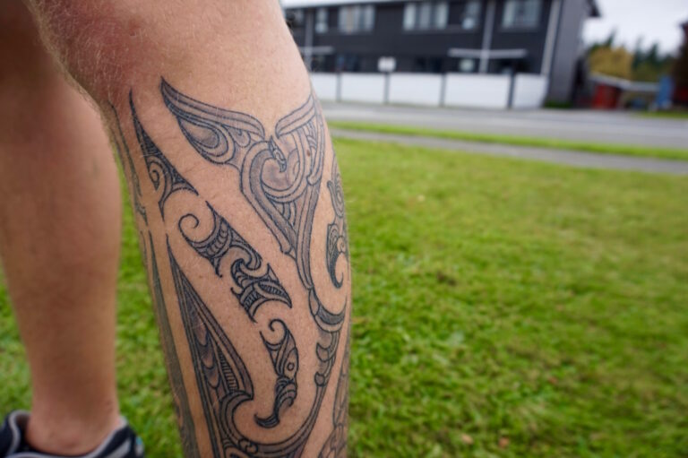 Tatouage maori traditionnel en Nouvelle-Zélande, reflet d'une culture ancestrale