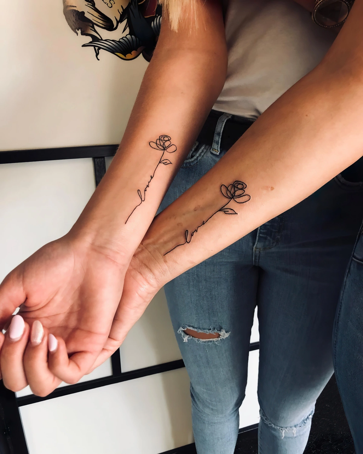 Tatouage mère-fille rose poignet