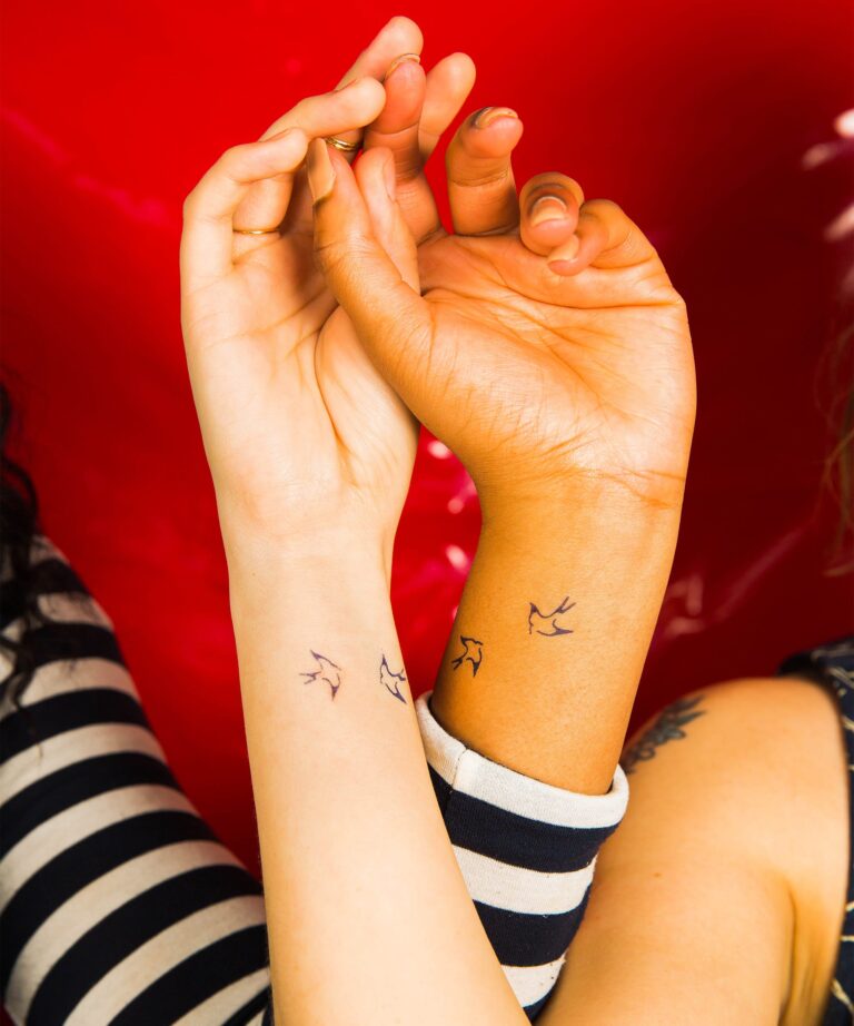 Tatouage symbolique mère-fille représentant un lien fort et intemporel.