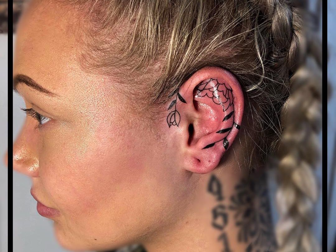 Tatouage minimaliste oreille