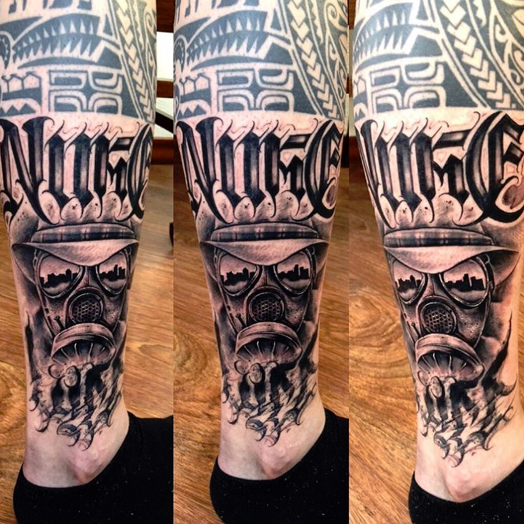 Tatouage détaillé sur le mollet d'un homme, réalisé par Diego Cavallini, présentant un design artistique et tendance.