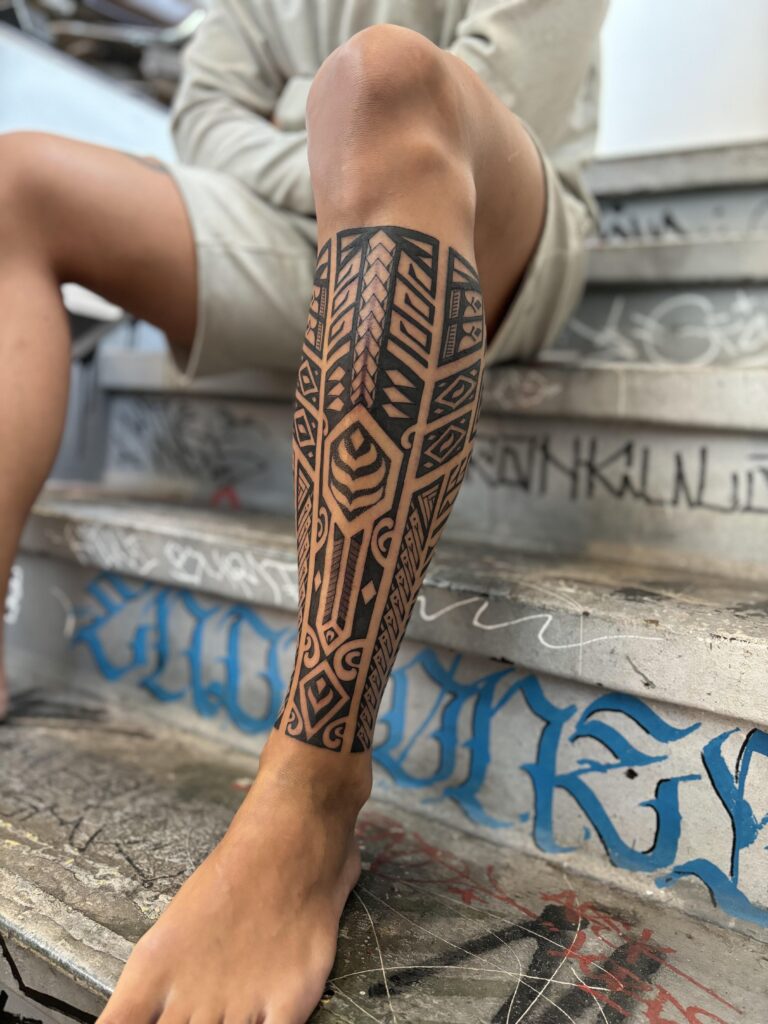 Superbe manchon de mollet réalisé par D Russ, un tatouage détaillé et artistique pour homme