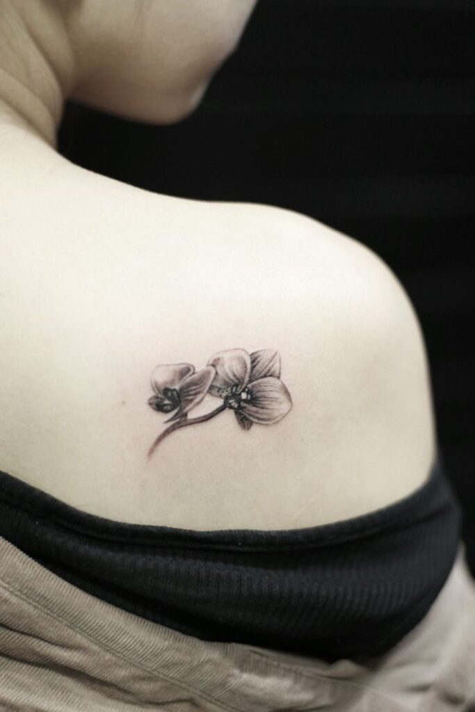 Tatouage d'orchidée élégant et raffiné sur l'avant-bras, symbole de beauté et de féminité.