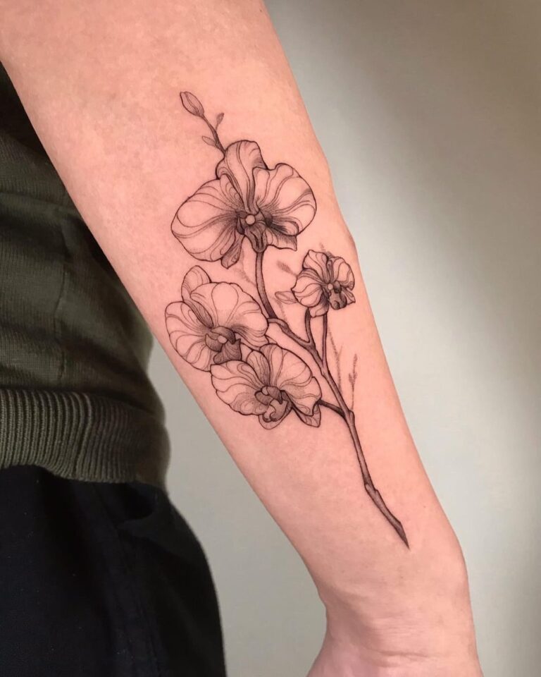 Tatouage d'orchidée élégant sur l'avant-bras, réalisé par Patsung chez Vimana Tattoo.