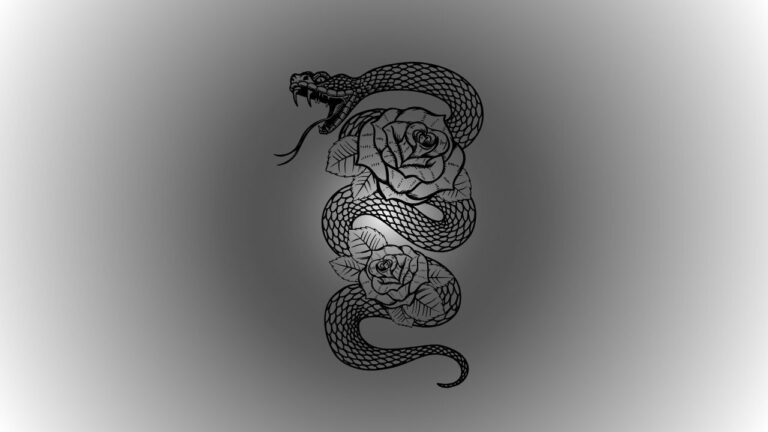 Tatouage serpent en noir et blanc, symbole de transformation et renaissance.