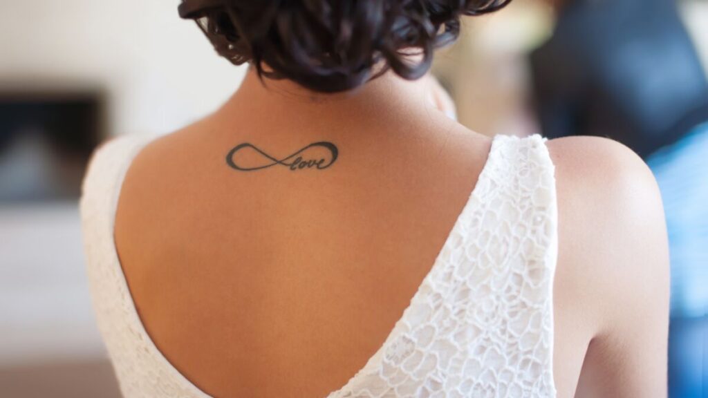 Tatouage représentant la famille avec des motifs symboliques