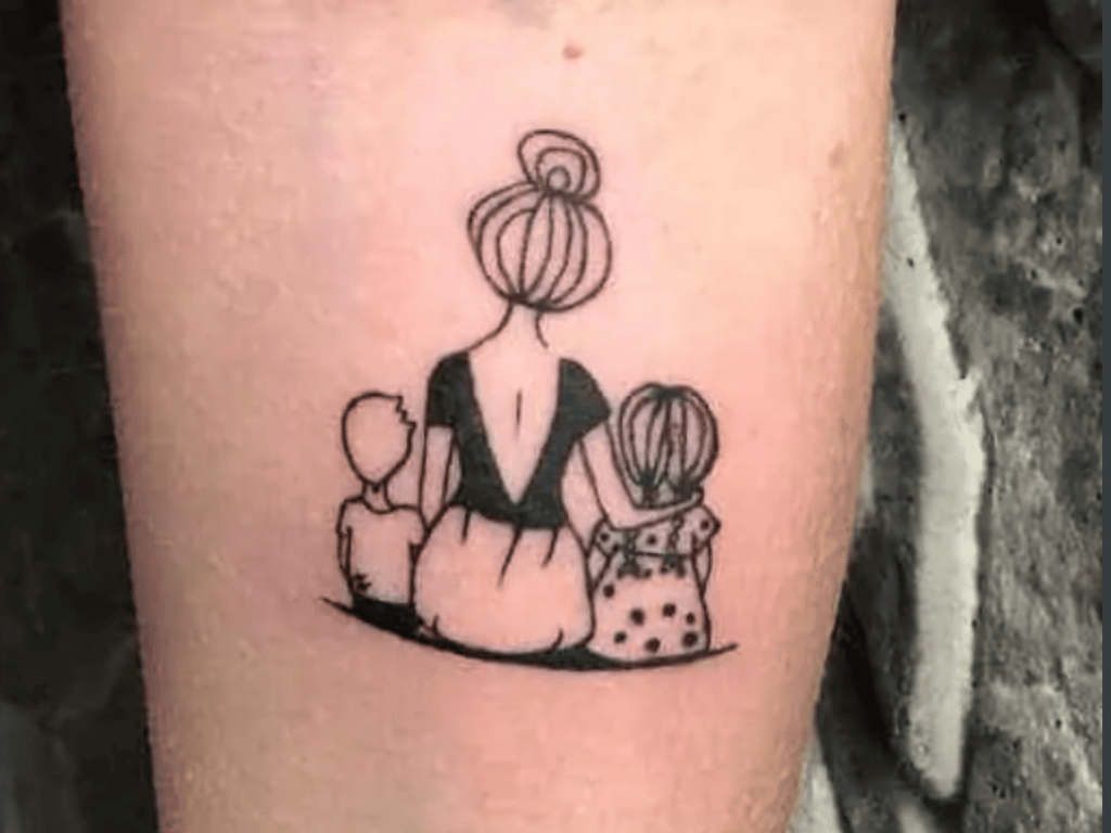 Tatouage symbolisant la famille avec un design minimaliste et élégant