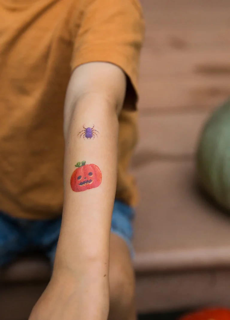 Tatouage temporaire sur le bras d'un enfant avec des motifs ludiques et colorés