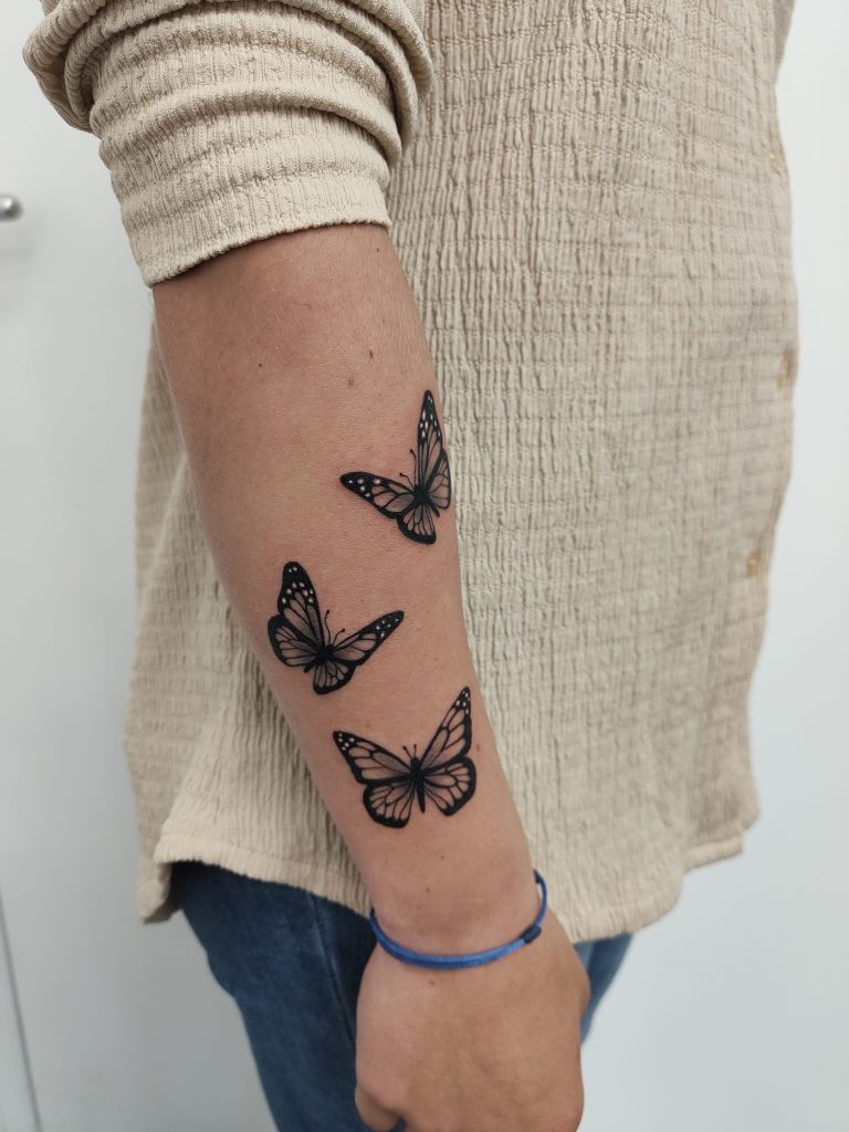 Tatouage trois papillons sur le bras