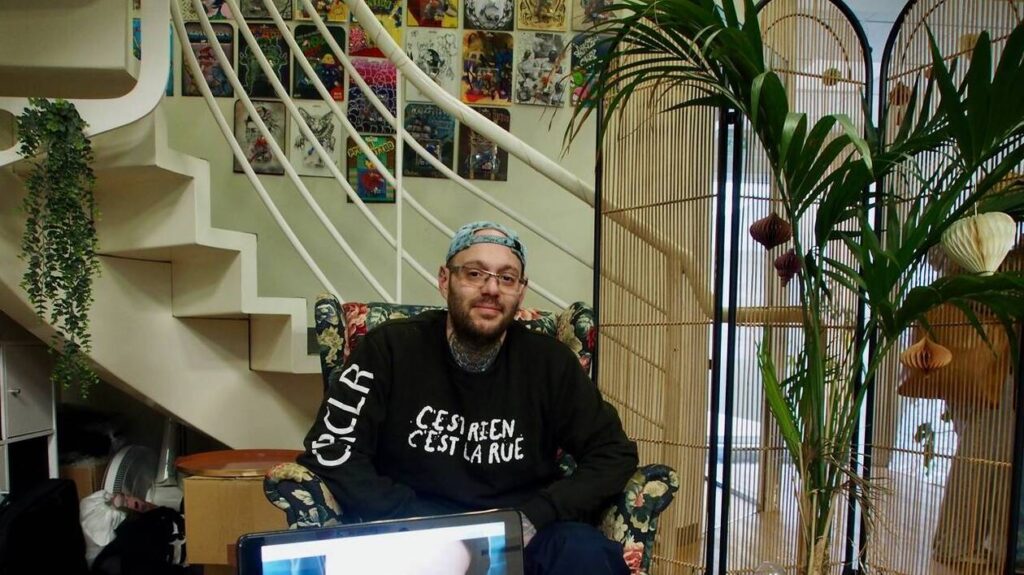 Tatoueur réalisant un motif détaillé sur l'avant-bras d'un client dans un salon réputé de Caen