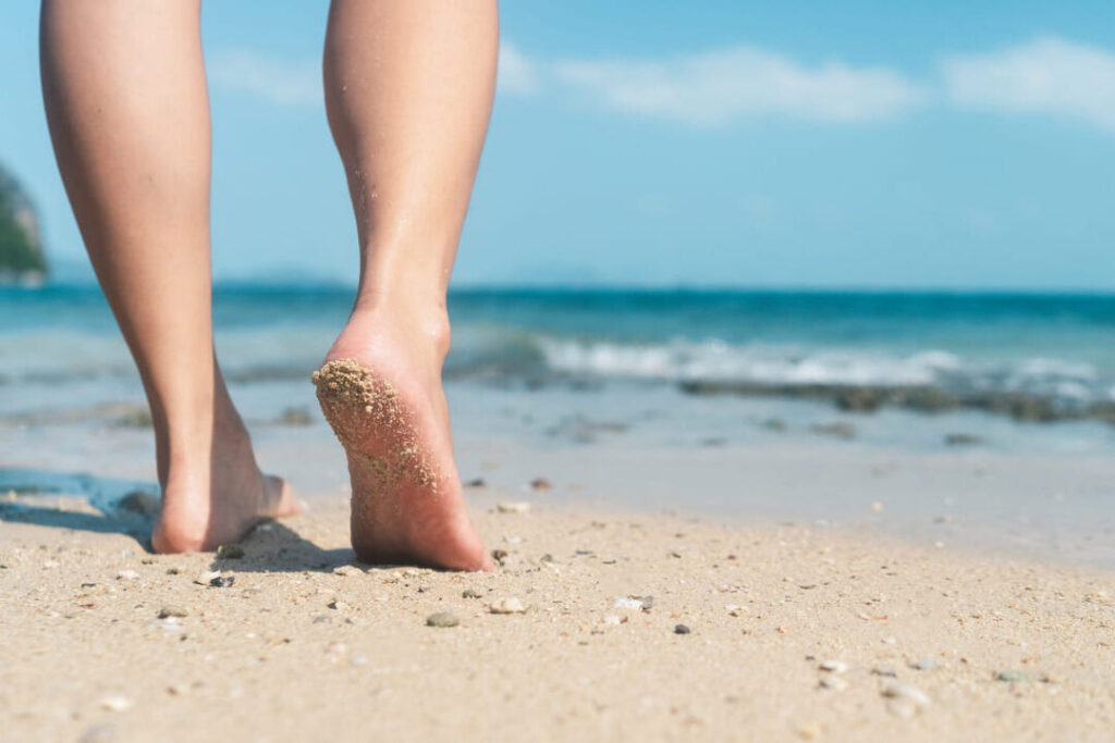 Pourquoi ressentez-vous des douleurs sous le pied à l’avant ? Causes et solutions potentiels.