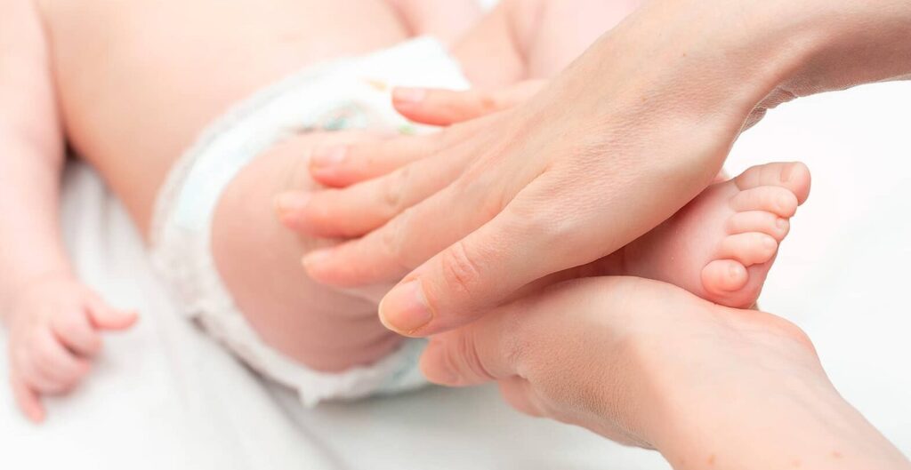 Pieds bots chez les nouveau-nés : causes, traitements et préventions