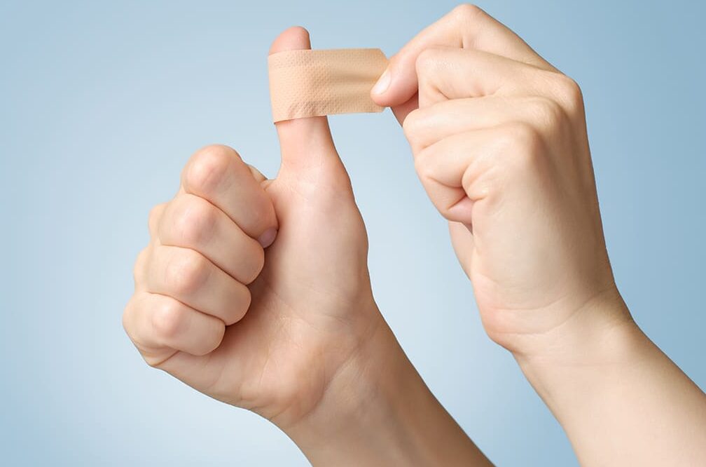 Comment bien choisir un pansement pour brûlure à la main ?