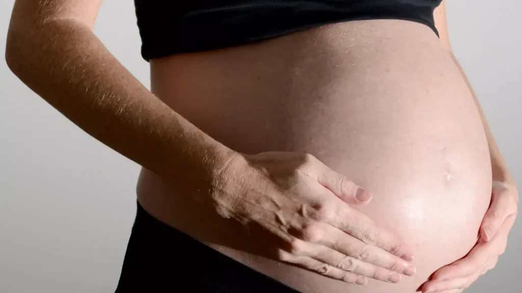 Peut-on percer la poche des eaux avec les mouvements du bébé ?