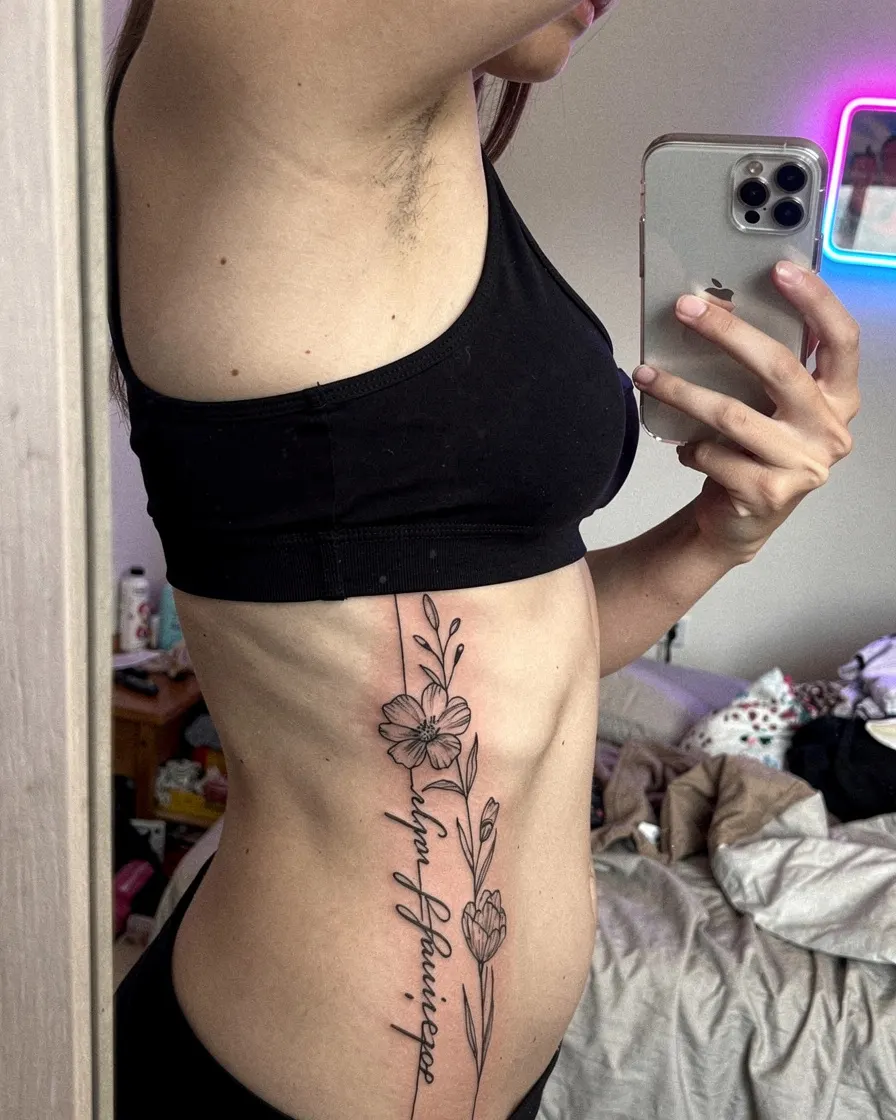 Lettrage et fleurs verticaux sur les côtes, selfie dans un miroir