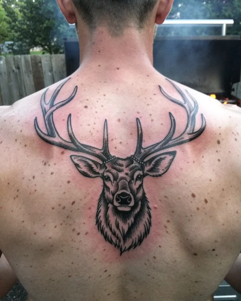 Tatouage sur l’omoplate