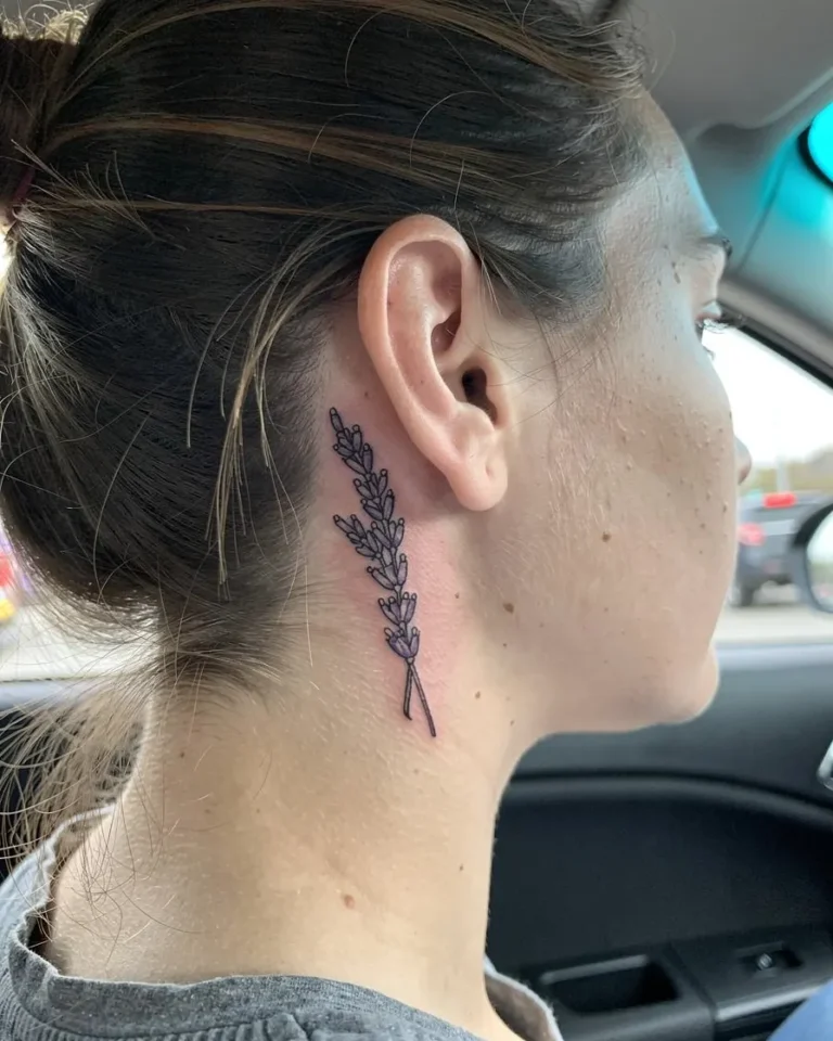Tatouage derrière l’oreille